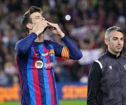 جيرارد بيكيه مدافع برشلونة يودع جمهور الكامب نيو و رفاقه بالنادي بالدموع أمام ألميريا تاركا فريقه في الصدارة