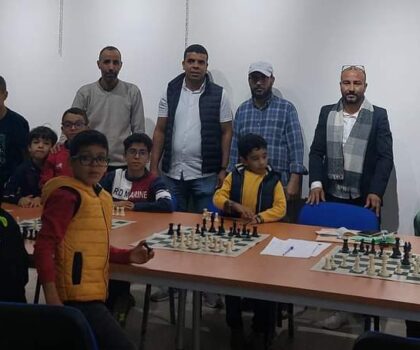 رئيس نادي شباب ابن جرير للشطرنج محمد حمدي يعطي انطلاقة التسجيل بمدرسة النادي