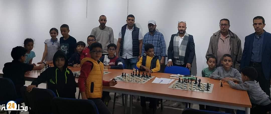 رئيس نادي شباب ابن جرير للشطرنج محمد حمدي يعطي انطلاقة التسجيل بمدرسة النادي