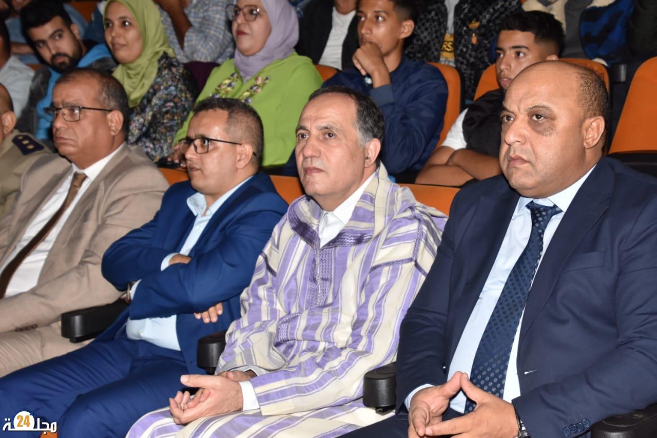 إسدال الستار على فعاليات مهرجان ” افولاي ” للمسرح الامازيغي بمدينة تيزنيت