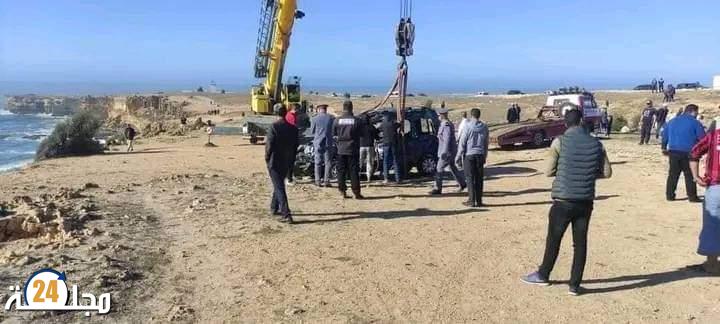 سقوط سيارة من أعلى الشاطئ الصخري تودي بشخص و إصابة فتاة بالجرف الأصفر