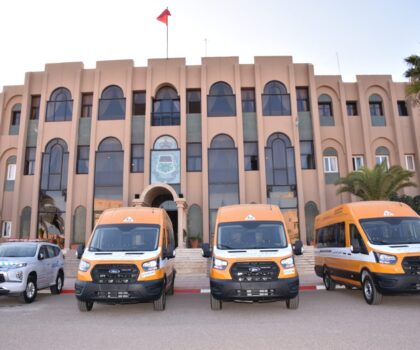 تسليم سيارة اسعاف مجهزة وحافلات للنقل المدرسي بمقر عمالة إقليم تيزنيت