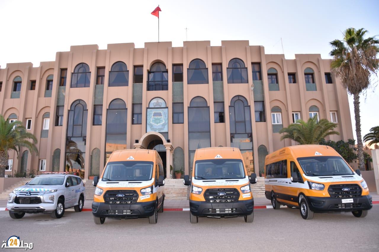 تسليم سيارة اسعاف مجهزة وحافلات للنقل المدرسي بمقر عمالة إقليم تيزنيت