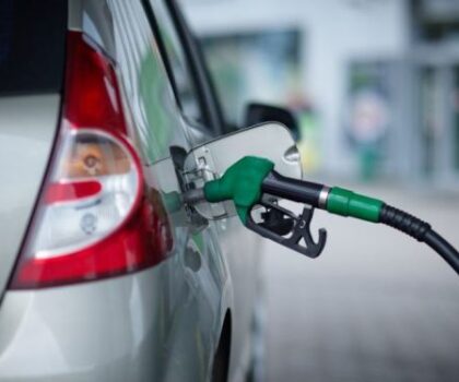 فرنسا وإسبانيا تلتزمان بوقف بيع السيارات التي تعمل بالوقود بحلول 2035