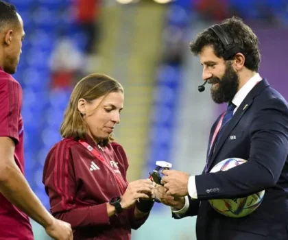 الفيفا يعين أول حكمة لقيادة مباراة للرجال في نهائيات كأس العالم