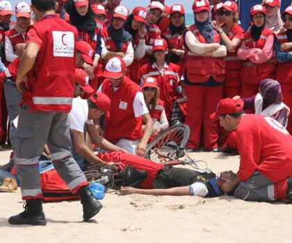 الهلال الأحمر المغربي للإغاثة و الإنقاذ بالعرائش يختتم دورته التكوينية حول الإسعافات الأولية لفائدة الشباب .