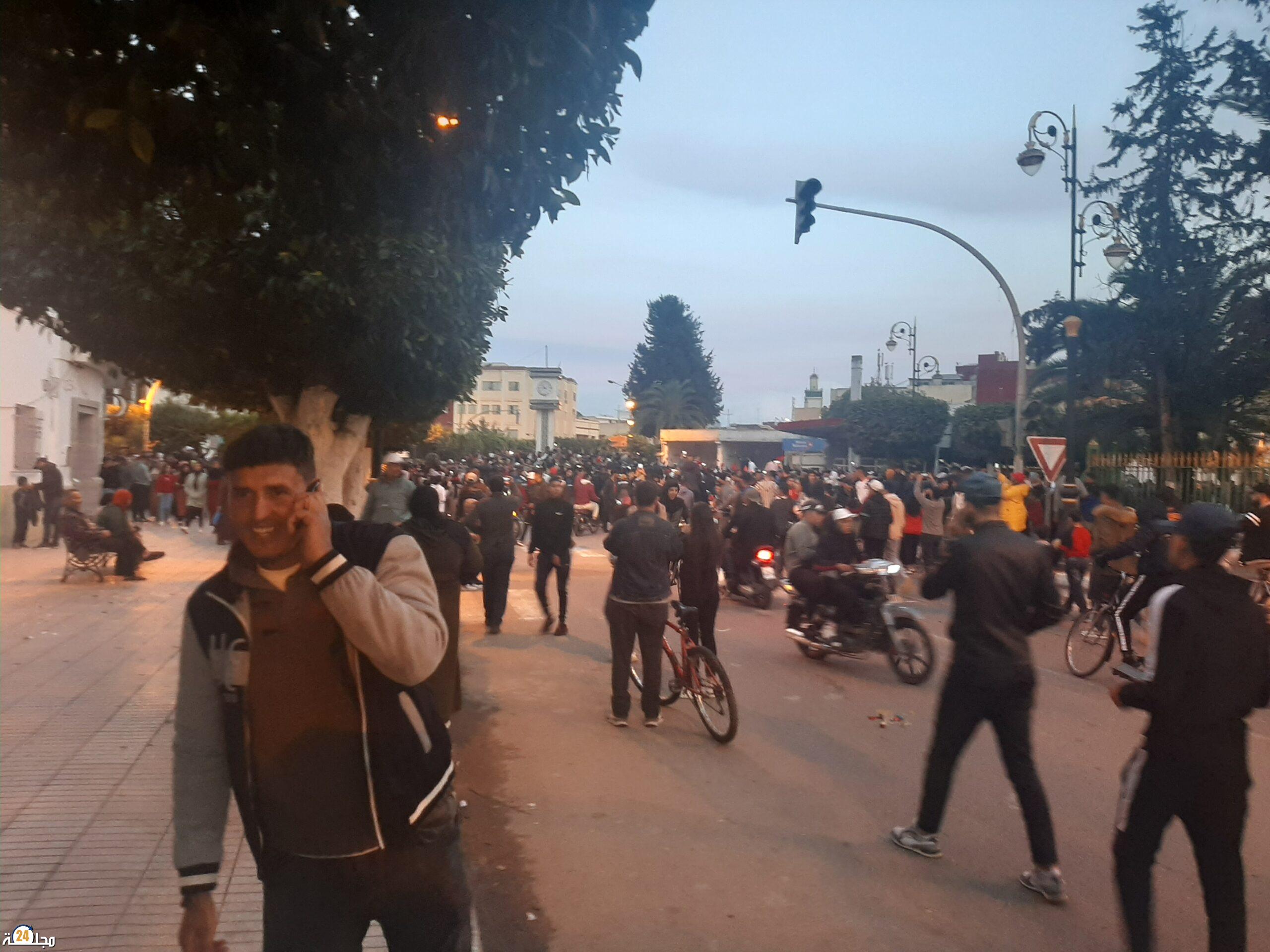 شرطة القصر الكبير تؤمن احتفالات المواطنين بتأهل المنتخب المغربي للمربع الذهبي لمونديال قطر و تسهل الحركة .