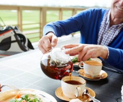 ما هو ضرر تناول الشاي بعد الأكل مباشرة؟