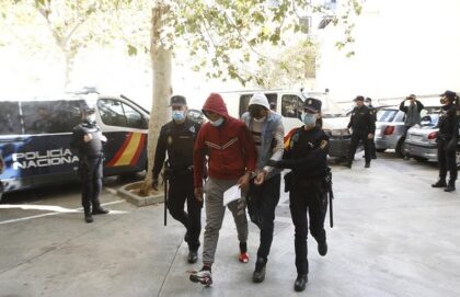 فرار 28 مغربيا من طائرة متجهة إلى تركيا هبطت اضطراريا في مطار برشلونة