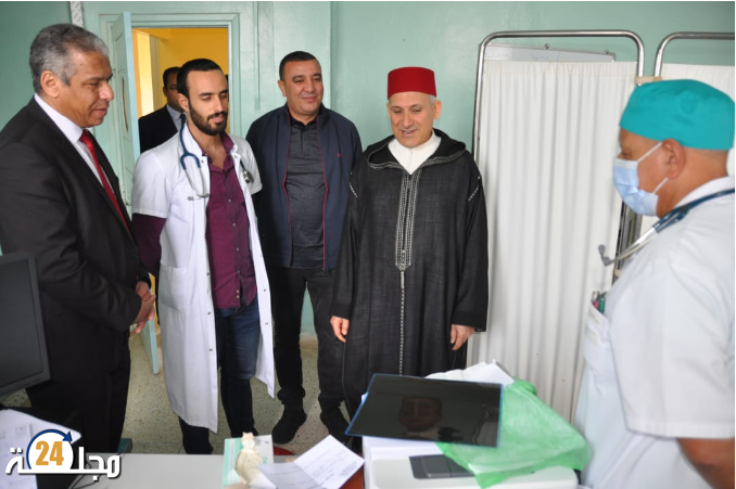 عامل إقليم سيدي افني يقوم بزيارة ميدانية للقافلة الطبية متعددة التخصصات