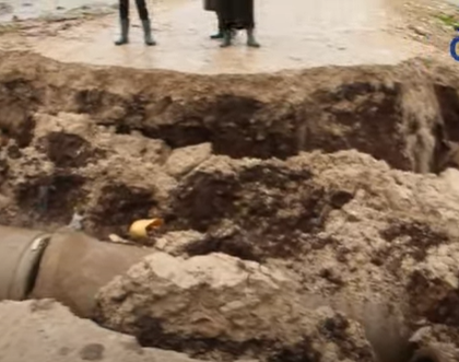 بالفيديو..بسبب قنطرة مغشوشة ساكنة الحوازة ضواحي سطات تحاصرها المياه