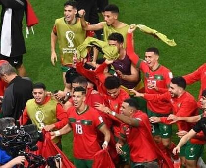 مبيعات أقمصة المنتخب المغربي و الأعلام الوطنية بأسواق القصر الكبير في تزايد قبيل مواجهة المنتخب المغربي أمام البرتغال.