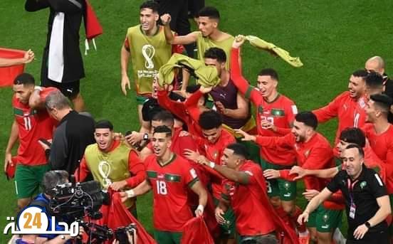 مبيعات أقمصة المنتخب المغربي و الأعلام الوطنية بأسواق القصر الكبير في تزايد قبيل مواجهة المنتخب المغربي أمام البرتغال.