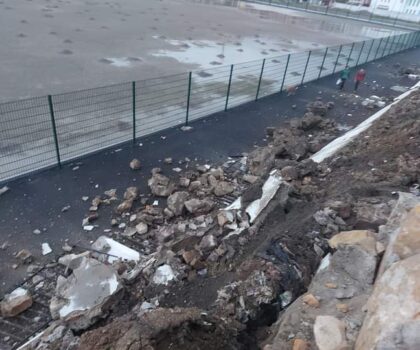 انهيار صور ملعب حي السلام بالقصر الكبير دون إلحاق الضرر .