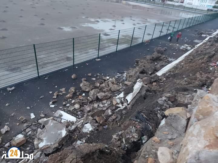 انهيار صور ملعب حي السلام بالقصر الكبير دون إلحاق الضرر .