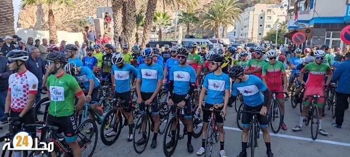 الطواف الجهوي الأول للجهة الشمالية للدراجات يختتم مراحله مخلفا استياء لدى سكان القصر الكبير بحجب الطواف عن المدينة .