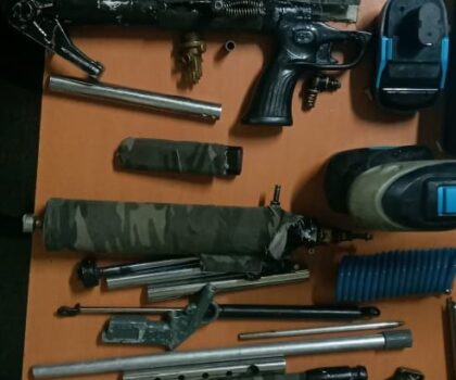 أمن وجدة يوقف أربعيني لتورطه في قيادة سيارة تستعمل قنينات الغاز كمصدر للطاقة وحيازة بندقية صيد مصنعة بطريقة تقليدية