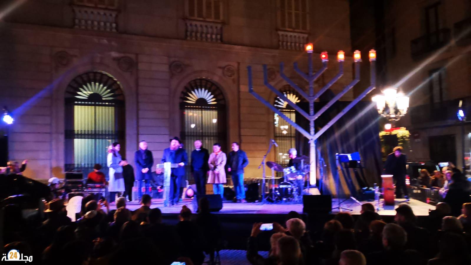 يهود برشلونة يحيون عيد حانوكا بساحة جوما ببرشلونة