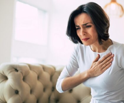 النوبة القلبية.. أعراض شائعة عند النساء تنذر بالخطر مسبقا
