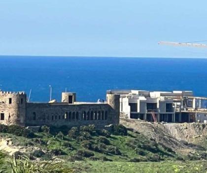 عقار في طور البناء يثير الجدل بمدينة طنجة