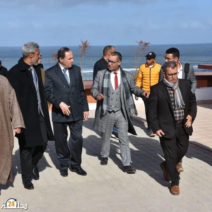 عامل اقليم تيزنيت في زيارة تفقدية لموقع مشروع “مركز التخييم أكلو”