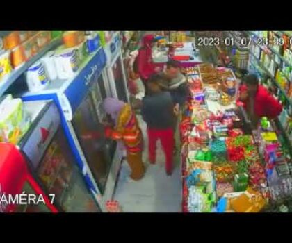 بالفيديو..شاهد بعض جماهير الوداد الرياضي يسرقون محلا تجاريا بتطوان