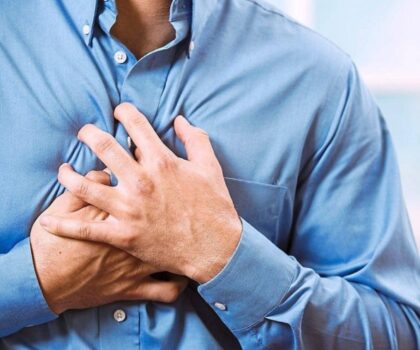 أعراض غير شائعة قد تشير إلى نوبة قلبية وشيكة