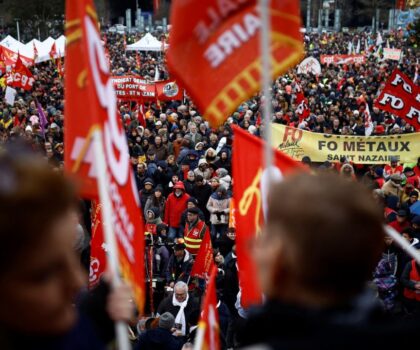 رفع سن التقاعد في فرنسا.. النقابات تستعد لشل القطاعات يوم الثلاثاء المقبل