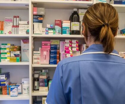 أزمة أدوية غير مسبوقة في فرنسا.. نقص حاد في مسكنات الآلام في ظل ارتفاع حالات كورونا والأنفلوانزا