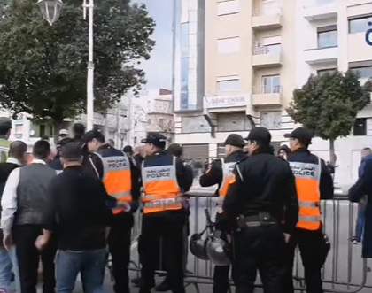 تعزيزات أمنية مشددة قبل بباب ملعب لامبيكا سانية الرمل من طرف أمن تطوان و عناصر القوات المساعدة