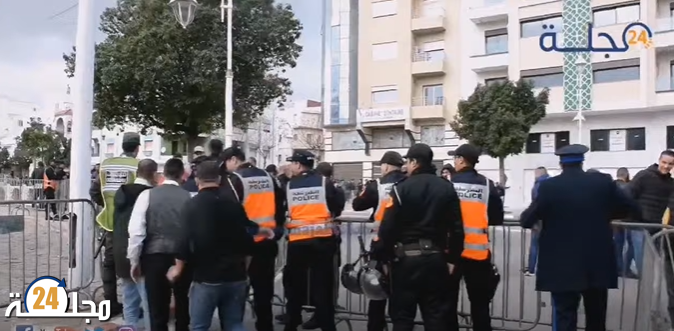 تعزيزات أمنية مشددة قبل بباب ملعب لامبيكا سانية الرمل من طرف أمن تطوان و عناصر القوات المساعدة