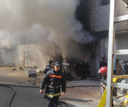 العيون…. لولا الالطاف لكانت الكارثة …..النيران تلتهم ورشة لاصلاح الاجهزة الالكترونية المنزلية