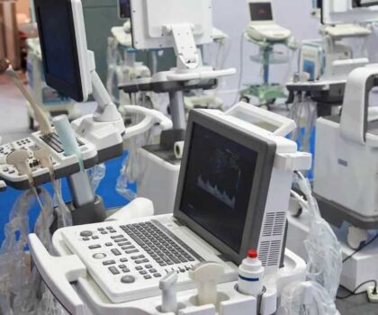 إحالة ملف التلاعب في عمليات توريد واقتناء أجهزة ومعدات طبية على القضاء