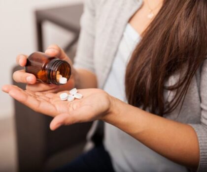 “مسكن شائع” يقلل خطر الإصابة بسرطان يفتك بالنساء