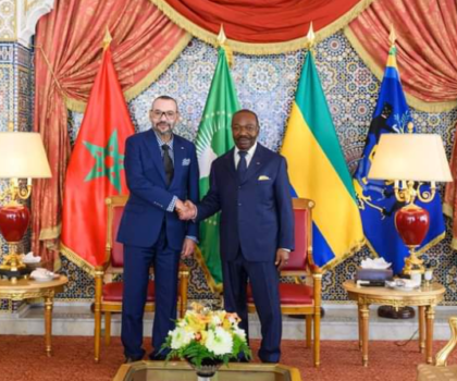 جلالة الملك يجري مباحثات مع الرئيس علي بونغو أونديمبا ويشرف على تسليم هبة من الأسمدة لفائدة فلاحيين غابونيين
