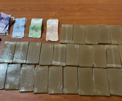 العيون… الشرطة القضائية بجماعة المرسى طارت بواحد البزناز مغرقها حشيش