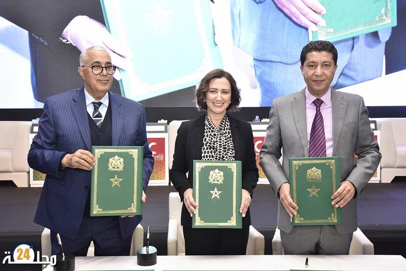 مجلس جهة الشرق يوقع اتفاقية شراكة مع وزارة السياحة و الصناعة التقليدية و الاقتصاد الاجتماعي و التضامني على هامش المنتدى المغربي الإسباني للاقتصاد الاجتماعي و التضامني.