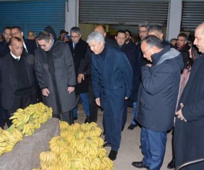 وزير الفلاحة” صديقي” ووفد مهم يزور سوق الجملة للخضـر والفواكه بإنزكان