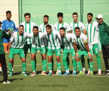 النادي القصري يواصل سلسلة نتائجه السلبية بتعادل أمام شباب العرائش وسط تخبط إداري و هيكلي .