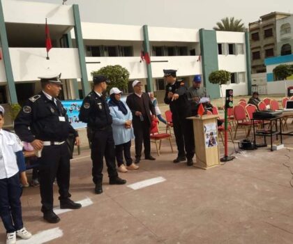 شرطة القصر الكبير تنخرط في حملات المؤسسات التعليمية في ذكرى اليوم الوطني للسلامة الطرقية .