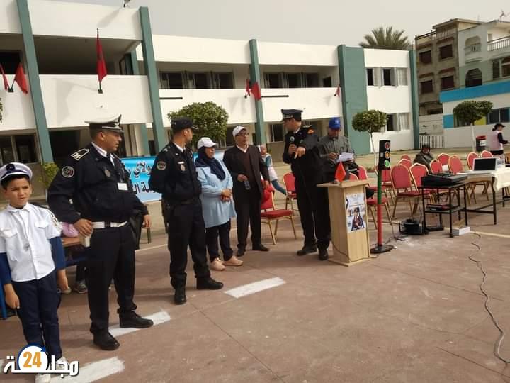 شرطة القصر الكبير تنخرط في حملات المؤسسات التعليمية في ذكرى اليوم الوطني للسلامة الطرقية .
