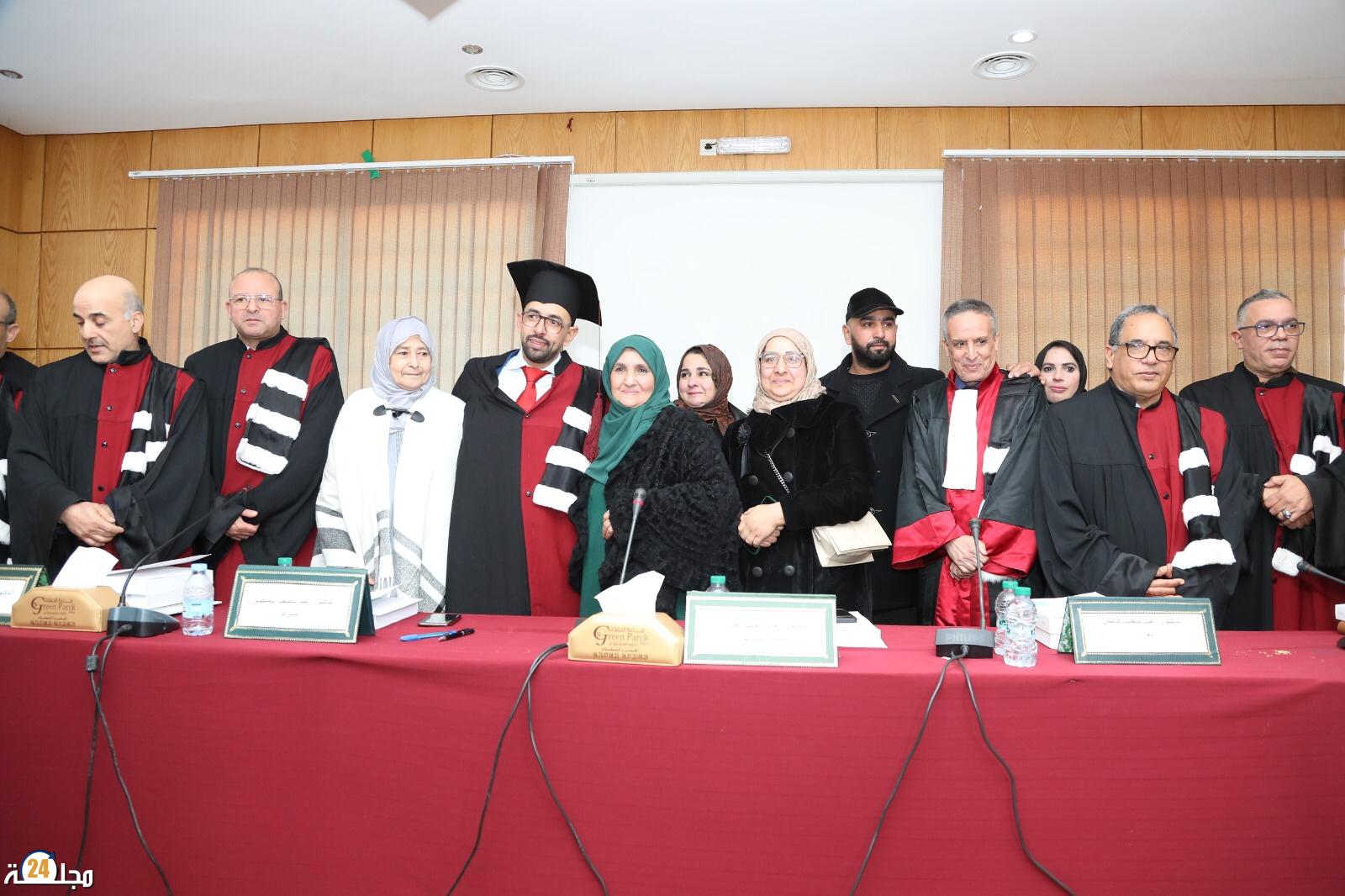 الطالب خالد تايب يناقش أطروحته لنيل شهادة الدكتوراه
