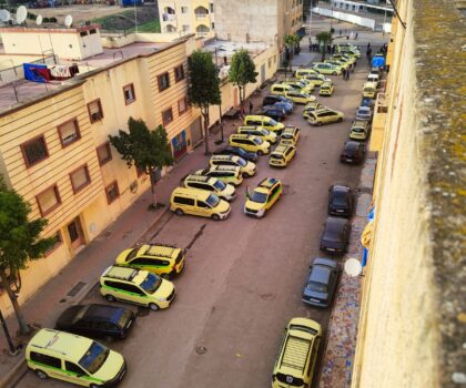 سطات …. بسبب وقوف سيارات الأجرة ساكنة الاقامات السكنية المتواجدة قرب فندق تاركا تتقدم بشكاية لعامل الاقليم