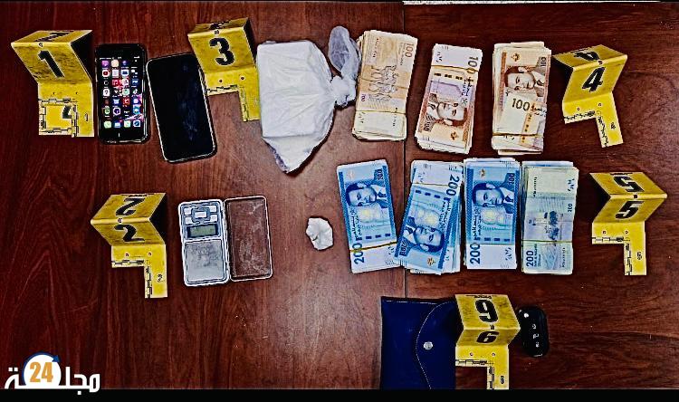 إلقاء القبض على شخص ذو سوابق قضائية في ترويج المخدرات بحي العوامة