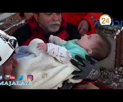 بالفيديو..طفلة ذات 6 اشهر بقيت عالقة لمدة 30 ساعة تحت الأنقاض وتم إستخراجها وهي على قيد الحياة
