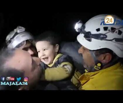 بالفيديو..لحظة إنقاذ طفل تحت أنقاض مبنى مكون من 5 طوابق و بعد 50 ساعة من الانتظار.