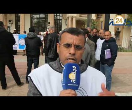 بالفيديو…التنسيقية الوطنية للأطر الإدارية المتدربة بسطات تنظم وقفة احتجاجية أمام المديرية الاقليمية للتعليم