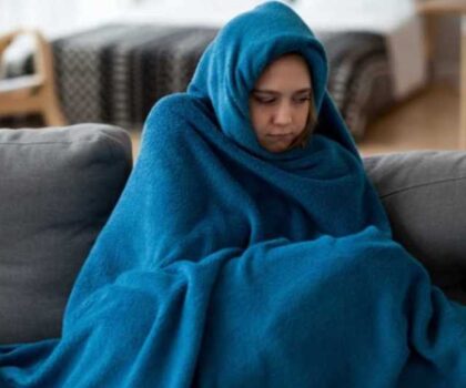الشعور الدائم بالبرد يعني الإصابة بحالة صحية مقلقة لدى النساء