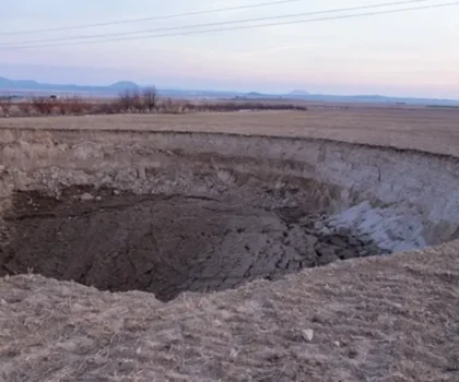 شيء مخيف في تركيا.. حفرة عملاقة ظهرت فجأة في قونية!+فيديو