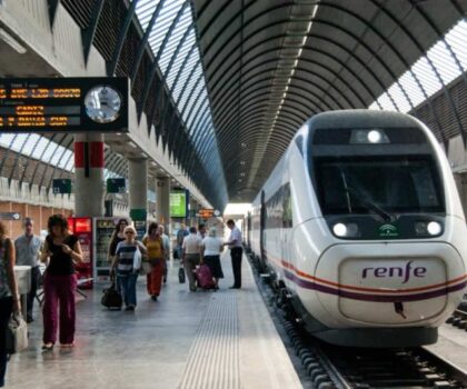 المغرب يقرر القطيعة مع فرنسا ويجلب قطارات اسبانية للربط بين المدن